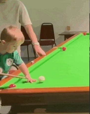 哈哈体育登录入口-神了！两岁娃还没球桌高，却拿下两个台球世界纪录？网友：感觉他能虐我...