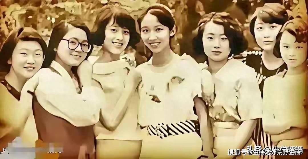 哈哈体育信誉无忧-九十年代南大合影火了,一眼认出华春莹,学霸气质藏不住